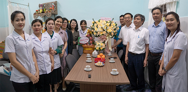 Thăm, tặng quà Phòng Y tế nhân Ngày Thầy thuốc Việt Nam