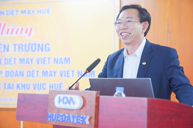 Lãnh đạo Tập đoàn Dệt May Việt Nam đến thăm và làm việc tại Công ty Cổ phần Dệt May Huế